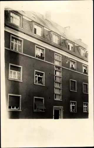 Foto Ak Würzburg, Wohnhaus, Hausbewohner an der Fenstern