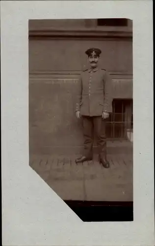 Foto Ak Deutscher Soldat in Uniform, Standportrait