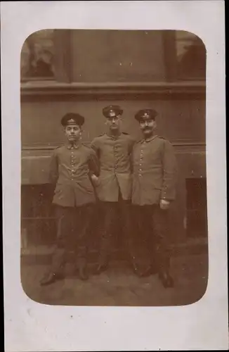 Foto Ak Drei Deutsche Soldaten in Uniformen