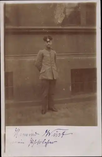 Foto Ak Deutscher Soldat in Uniform, Standportrait, Kamerad Wüst