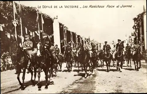 Ak Paris, Le Defile de la Victoire, Les Marechaux Ferdinand Foch et Joseph Joffre