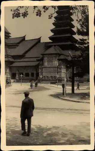 Foto Ak Besançon Doubs, Ortsansicht, Turm, Passanten