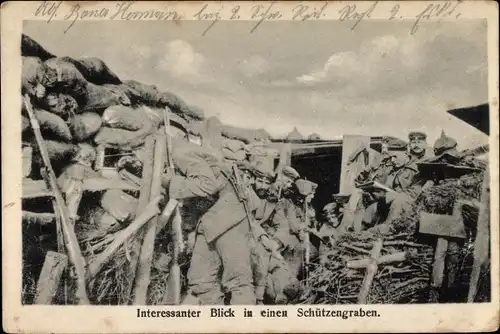 Ak Deutsche Soldaten in Uniformen in einem Schützengraben, I WK