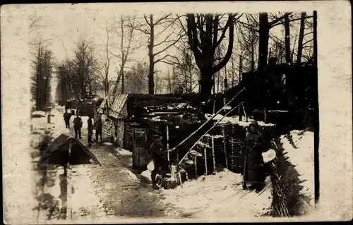 Foto Ak Östlicher Kriegsschauplatz, Stellung im Winter, Deutsche Soldaten in Uniformen, I WK