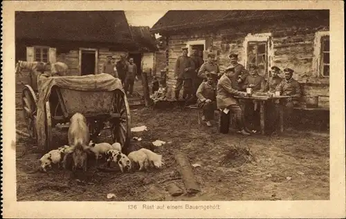 Ak Rast auf einem Bauerngehöft, Schweine, Deutsche Soldaten in Uniformen, I WK