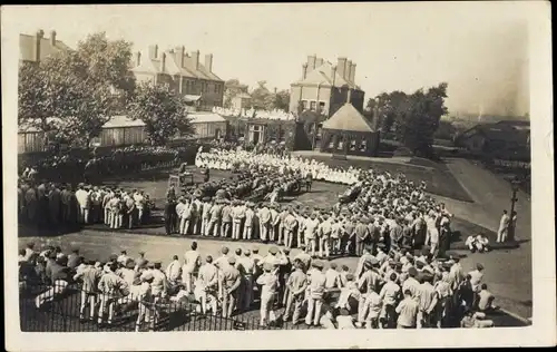 Foto Ak Military Hospital, Großbritannien, britische Soldaten vor einem Lazarett