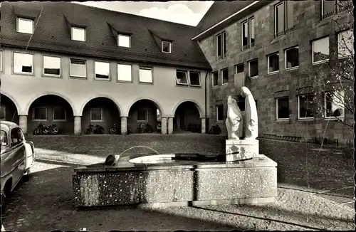 Ak Crailsheim in Württemberg, Rathaus-Brunnen, Teilansicht