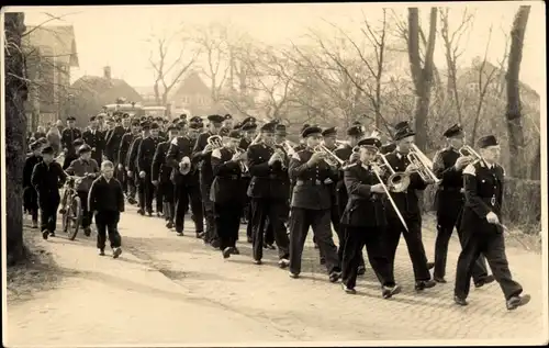 Foto Ak Bredstedt in Nordfriesland, Musikkapelle durch den Ort ziehend