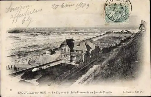 Ak Trouville Calvados, la digue et la Jetée-Promenade un jour de Tempête