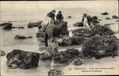 Ak Trouville Calvados, dans les roches noires, Pêcheurs de Moules