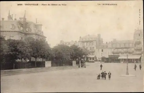 Ak Trouville Calvados, Place de l'Hôtel de Ville