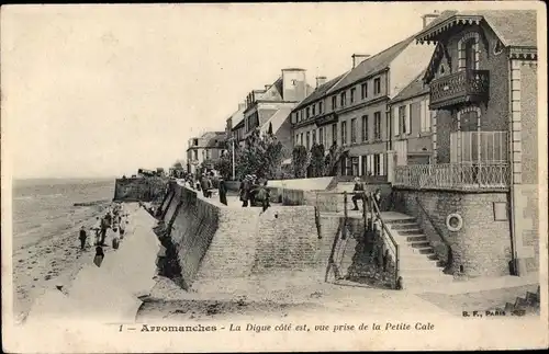 Ak Arromanches les Bains Calvados, la Digue côté Est, vue prise de la petite cale