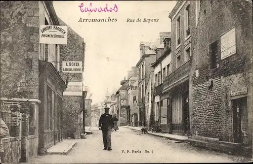 Ak Arromanches Calvados, Rue de Bayeux, Lavatory Parisien, Brasserie, L. Boyer Loueur de Voitures