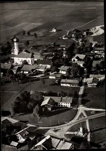 Ak Waakirchen in Oberbayern, Fliegeraufnahme vom Ort, Kirche