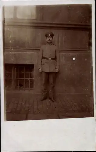 Foto Ak Deutscher Soldat in Uniform, Standportrait