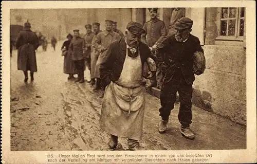 Ak Soldaten verteilten Brot an Einwohner eines besetzten Ortes, I WK