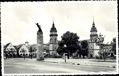 Ak Freudenstadt im Nordschwarzwald, Marktplatz, Kirche, Gedenksäule