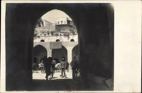 Foto Ak Jerusalem Israel, Durchblick durch ein Tor, Platz