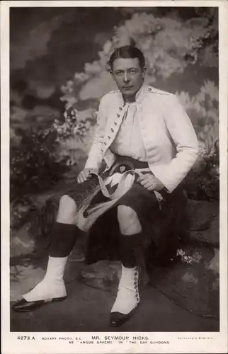 Ak Schauspieler Seymour Hicks, Portrait im Kilt, The Gay Gordons