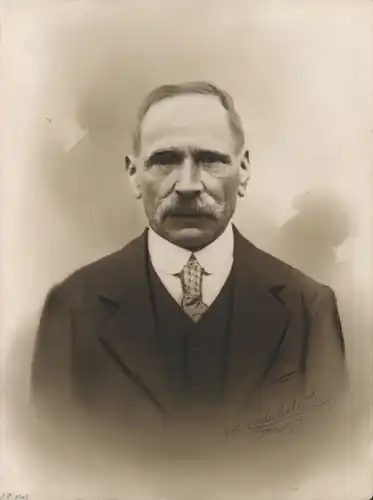 Foto Combalié, Henri, Tolouse, Portrait, Mann im Anzug