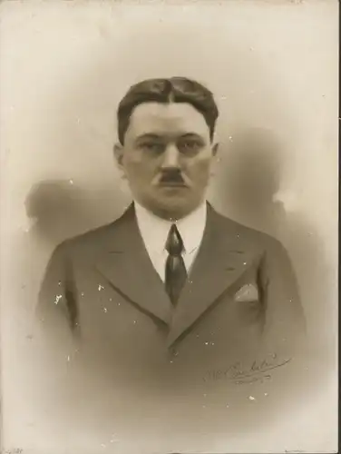 Foto Combalié, Henri, Tolouse, Portrait, Mann im Anzug