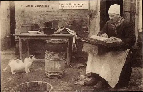 Ak Calvados, Notre Normandie, une vieille dentellière, intérieur normand, Katze