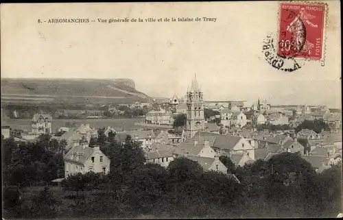 Ak Arromanches Calvados, vue générale de la ville et de la falaise de Tracy