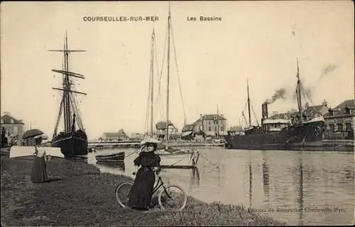 Ak Courseulles sur Mer Calvados, Les Bassins, Segelschiffe, Dampfschiff, Dame mit Fahrrad