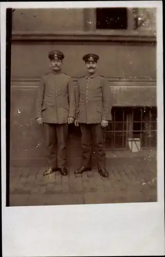 Foto Ak Zwei Deutsche Soldaten in Uniformen, Standportrait