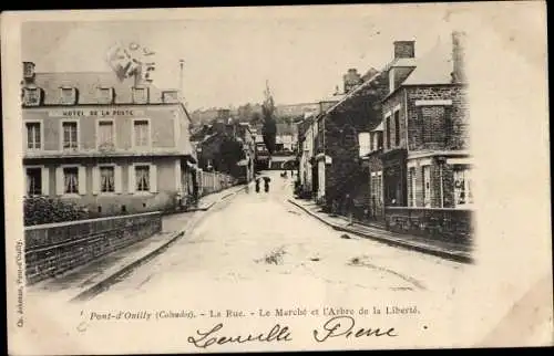Ak Pont d'Ouilly Calvados, La Rue, Le Marche et l'Arbre de la Liberte, Hotel de la Poste