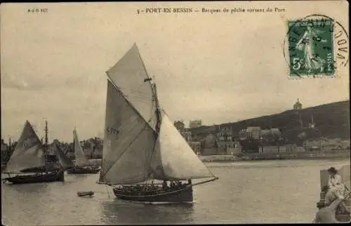 Ak Port en Bessin Calvados, Barques de peche sortant du Port