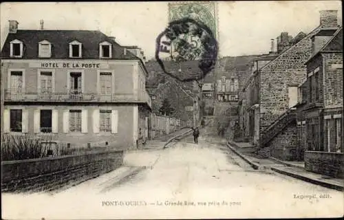 Ak Pont d'Ouilly Calvados, La Grande Rue, vue prise du pont, Hotel de la Poste