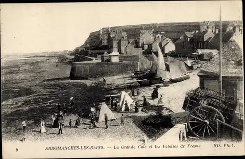 Ak Arromanches les Bains Calvados, La Grande Cale et les Falaises de Fresne