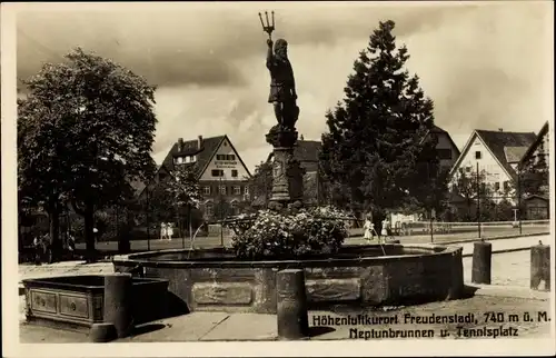 Ak Freudenstadt im Nordschwarzwald, Neptunbrunnen, Tennisplatz