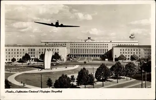 Ak Berlin Tempelhof, Luftbrückendenkmal, Flughafen, Flugzeug
