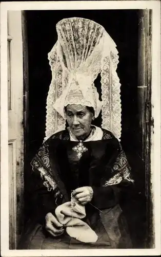 Ak Normandie, strickende Frau in normannischer Tracht