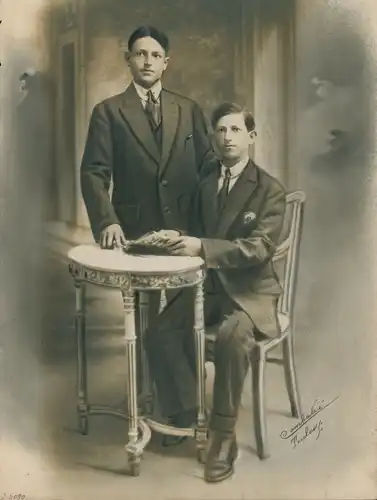 Foto Combalié, Henri, Tolouse, Portrait, Zwei Männer, Tisch, Stuhl, Anzug