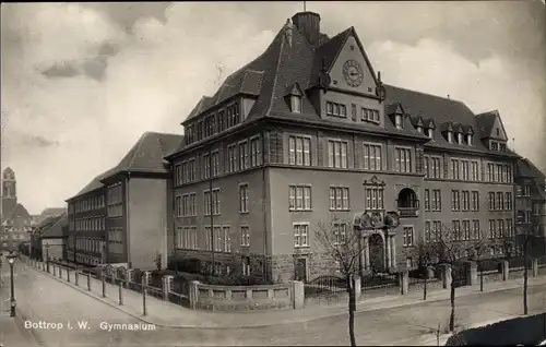 Ak Bottrop im Ruhrgebiet, Straßenpartie mit Gymnasium