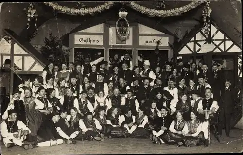 Foto Ak Rothenburg ob der Tauber Mittelfranken, Menschen in Tracht, Gasthaus, Gruppenbild