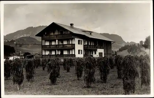 Foto Ak Oberstdorf im Oberallgäu, Gasthaus, trocknendes Heu