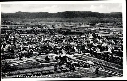 Ak Meckenheim in der Pfalz, Totalansicht vom Ort, Fliegeraufnahme, Hügelkette