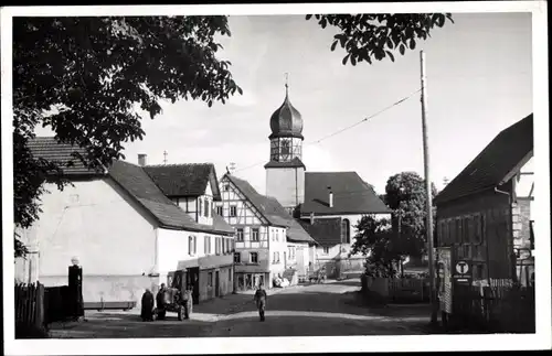 Foto Ak Wüstenrot in Württemberg, Kirche, Straßenpartie
