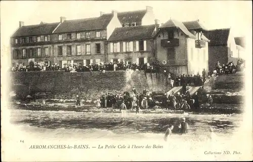 Ak Arromanches les Bains Calvados, La Petite Cale a l'heure des Bains