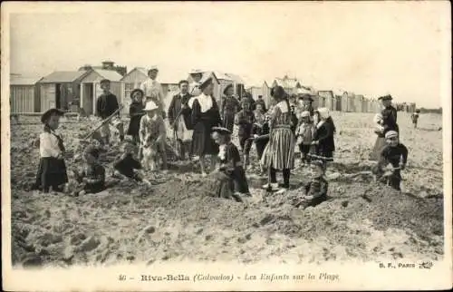 Ak Ouistreham Riva Bella Calvados, Les Enfants sur la Plage