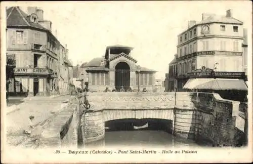 Ak Bayeux Calvados, La Place Saint Martin, Halle au Poisson