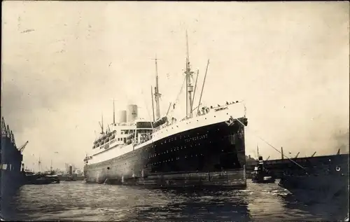 Foto Ak HAPAG, Dampfschiff Deutschland im Hafen