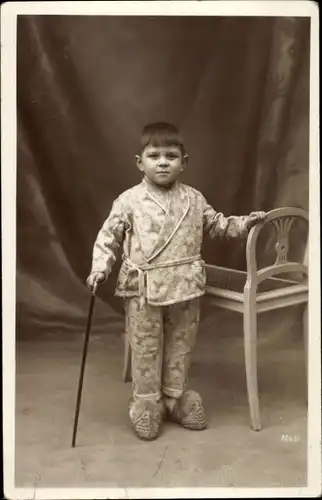 Foto Ak Junge im Schlafanzug mit Pantoffeln, Portrait