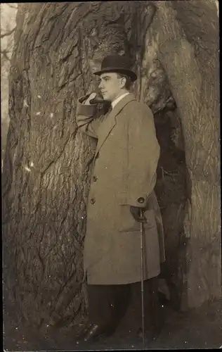 Foto Ak Mann im Mantel vor einem Baum, Portrait 1919