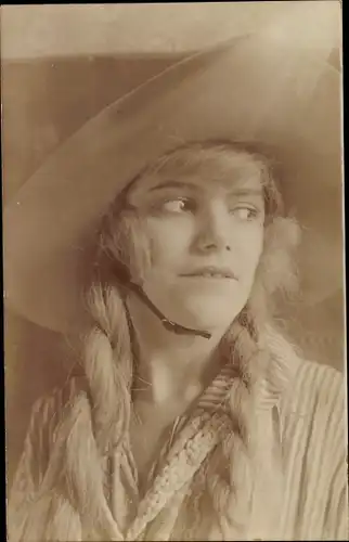 Foto Ak Portrait einer Frau mit Cowboyhut