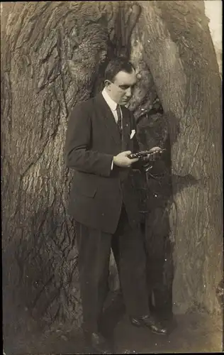 Foto Ak Mann mit Revolver vor einem Baum, Portrait 1919